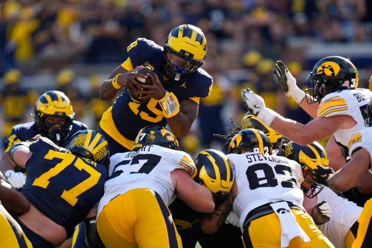 No. 17 Iowa drives for last-play TD to beat No. 18 Michigan 20-19